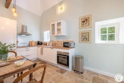 Cuisine ou kitchenette dans l'établissement La belle aux bois