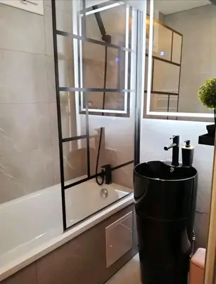 Salle de bains dans l'établissement Le CoEuR du ViGnObLe Capacité 16 personnes max Venez partager un moment agréable en famille amis couples jeux Pétanque jacuzzi