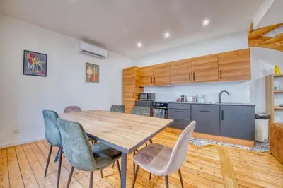 Cuisine ou kitchenette dans l'établissement Antibes