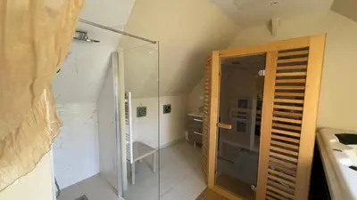 Salle de bains dans l'établissement Bulle romantique privé avec Jaccuzi et Sauna