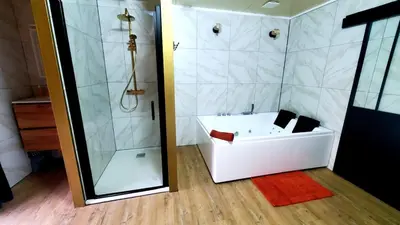 Salle de bains dans l'établissement L&A Home and Spa, baignoire jacuzzi