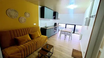 Cuisine ou kitchenette dans l'établissement L&A Home and Spa, baignoire jacuzzi