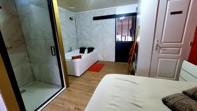Un ou plusieurs lits dans un hébergement de l'établissement L&A Home and Spa, baignoire jacuzzi