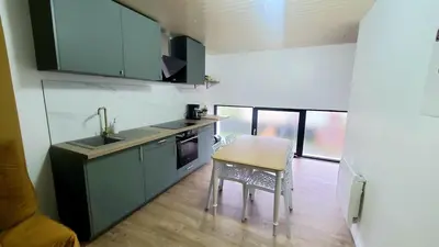 Cuisine ou kitchenette dans l'établissement L&A Home and Spa, baignoire jacuzzi