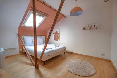 Un ou plusieurs lits dans un hébergement de l'établissement Le Loft Triplex 200M2 avec billard au centre-ville