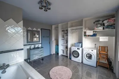 Cuisine ou kitchenette dans l'établissement Le Loft Triplex 200M2 avec billard au centre-ville