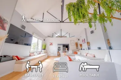 Coin salon dans l'établissement Le Loft Triplex 200M2 avec billard au centre-ville