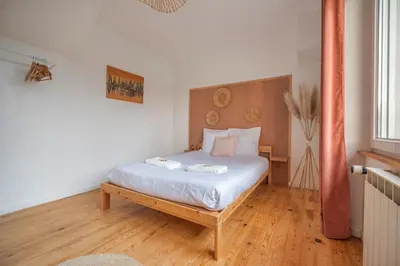 Un ou plusieurs lits dans un hébergement de l'établissement Le Loft Triplex 200M2 avec billard au centre-ville