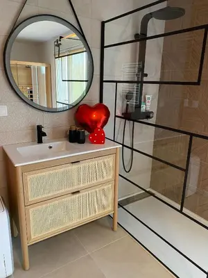 Salle de bains dans l'établissement Une virée à deux, gîte et spa