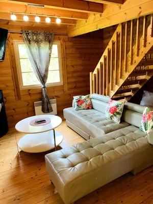 Coin salon dans l'établissement Charmant chalet en bois