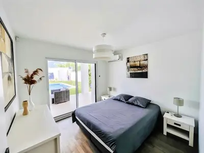 Un ou plusieurs lits dans un hébergement de l'établissement Villa 5 étoiles with swimming pool, sauna and balneo