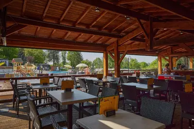Restaurant ou autre lieu de restauration dans l'établissement Camping Le Chêne Gris