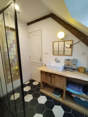 Salle de bains dans l'établissement Appartement cœur de ville, studio artistique