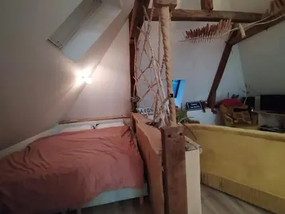 Un ou plusieurs lits dans un hébergement de l'établissement Appartement cœur de ville, studio artistique