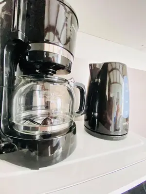 Plateau bouilloire dans l'établissement Rez-de-chaussée Saint Marcel jardin partagé