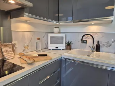 Cuisine ou kitchenette dans l'établissement Winemaker's Cottage in Hautvillers - Terrace, Garden, Petanque and Free Private Parking