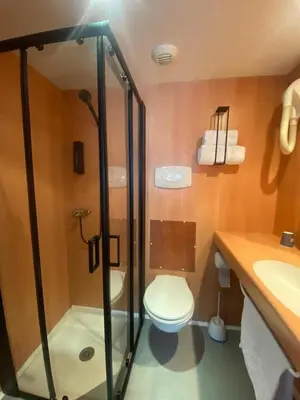 Salle de bains dans l'établissement Hôtel les Paturelles
