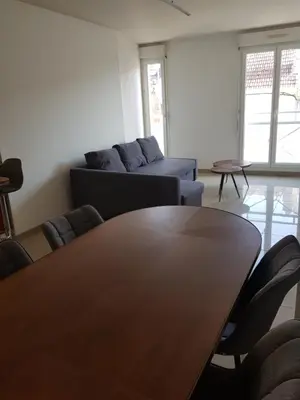 Coin salon dans l'établissement Appartement en duplex, proche du centre ville, parking privé