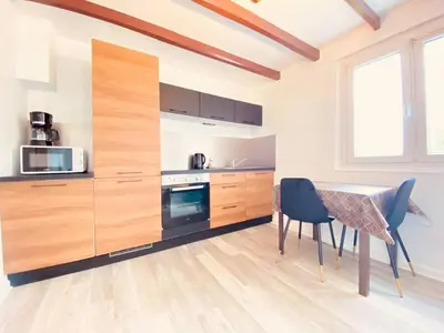 Cuisine ou kitchenette dans l'établissement Appartement Cosy avec jardin chaleureux