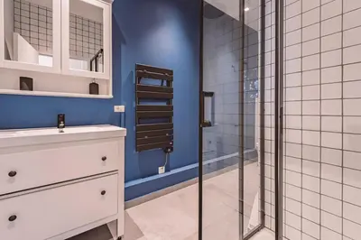 Salle de bains dans l'établissement Le Méditerranéen, face à la Cathédrale - 2D