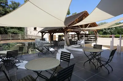 Restaurant ou autre lieu de restauration dans l'établissement Le Moulin Babet