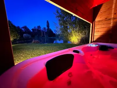 Plan de l'établissement Cottage Le Rosie au bord du lac avec jacuzzi