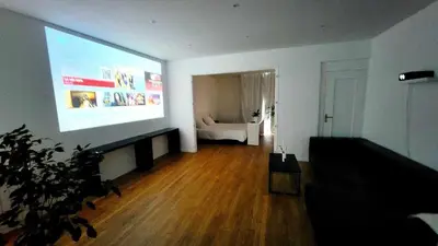 Télévision ou salle de divertissement dans l'établissement Appart SPA 80m2 avec terrasse balcon jacuzzi et sauna privatif en hyper centre Place Drouet d'Erlon