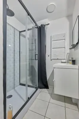 Salle de bains dans l'établissement Château Émeraude, T2 hypercentre, Terrasse, Charme et détente