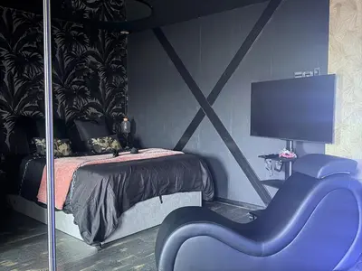 Télévision ou salle de divertissement dans l'établissement Love Room intime - Sauna infrarouge - Hmm OH Oui