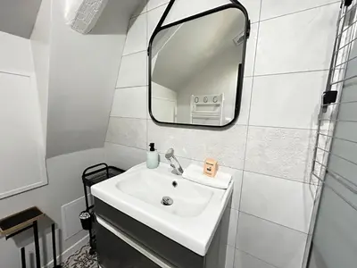 Salle de bains dans l'établissement Delacroix magnifique T2 au centre