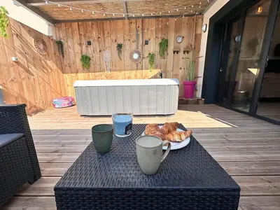 Coin salon dans l'établissement L échappée Rémoise, jacuzzi proche caves champagne