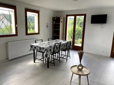 Télévision ou salle de divertissement dans l'établissement Jolie duplex avec vue sur forêt