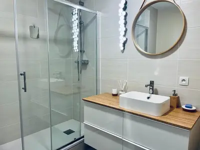 Salle de bains dans l'établissement charbonnier 6 personnes avec terrasse et parking