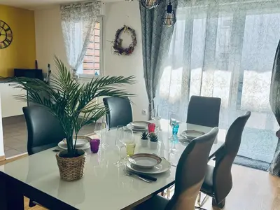 Plan de l'établissement charbonnier 6 personnes avec terrasse et parking