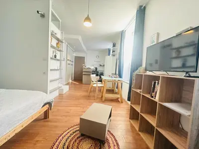 Télévision ou salle de divertissement dans l'établissement Le studio des remparts