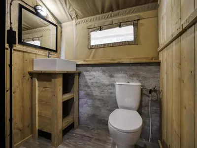 Salle de bains dans l'établissement Comet Glamping Tent, Ardennes