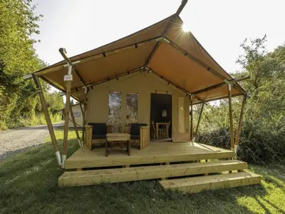 Jardin de l'établissement Comet Glamping Tent, Ardennes
