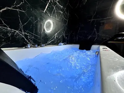 Piscine de l'établissement Un cocon paisible avec Balnéo proche centre ville ou située à proximité