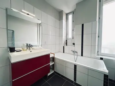 Salle de bains dans l'établissement Neufchatel superbe appartement 3 chambres