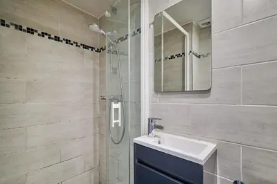 Salle de bains dans l'établissement Le Petit Cernay - Studio - 5 mins Caves Champagne
