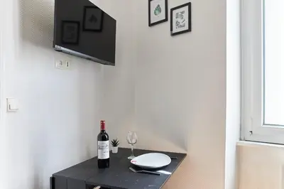 Télévision ou salle de divertissement dans l'établissement Le Petit Cernay - Studio - 5 mins Caves Champagne