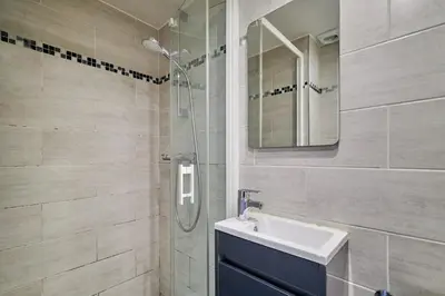 Salle de bains dans l'établissement Le Petit Cernay - Studio - 5 mins Caves Champagne