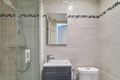 Salle de bains dans l'établissement Le Petit Cernay - Studio - 5 mins Caves Champagne