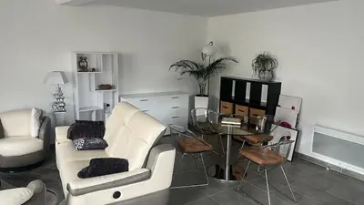 Coin salon dans l'établissement Maison agréable de 51 m2