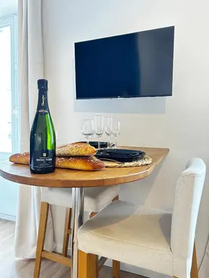 Télévision ou salle de divertissement dans l'établissement E2 Reton Studio Cosy proche du centre-ville
