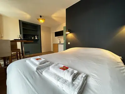 Un ou plusieurs lits dans un hébergement de l'établissement E2 Reton Studio Cosy proche du centre-ville