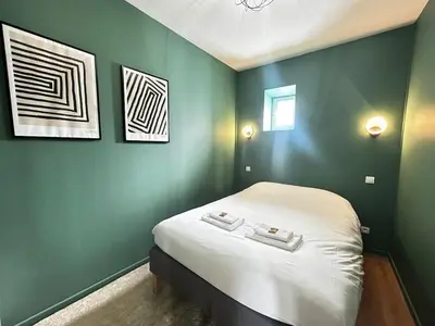 Un ou plusieurs lits dans un hébergement de l'établissement E1 Reton magnifique T3 RDC terrasse et jacuzzi
