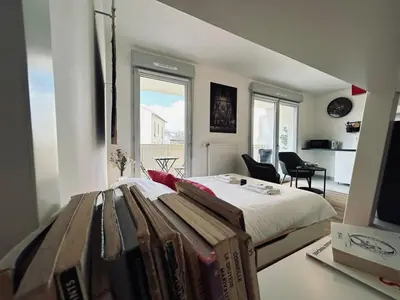 Un ou plusieurs lits dans un hébergement de l'établissement Bleuets studio cosy neuf terrasse proche centre