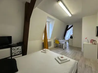 Télévision ou salle de divertissement dans l'établissement Calvaire charmant studio rénové proche gare