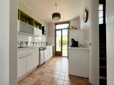 Cuisine ou kitchenette dans l'établissement Maison meulière du 34e Sacre, à proximité du Domaine Pommery